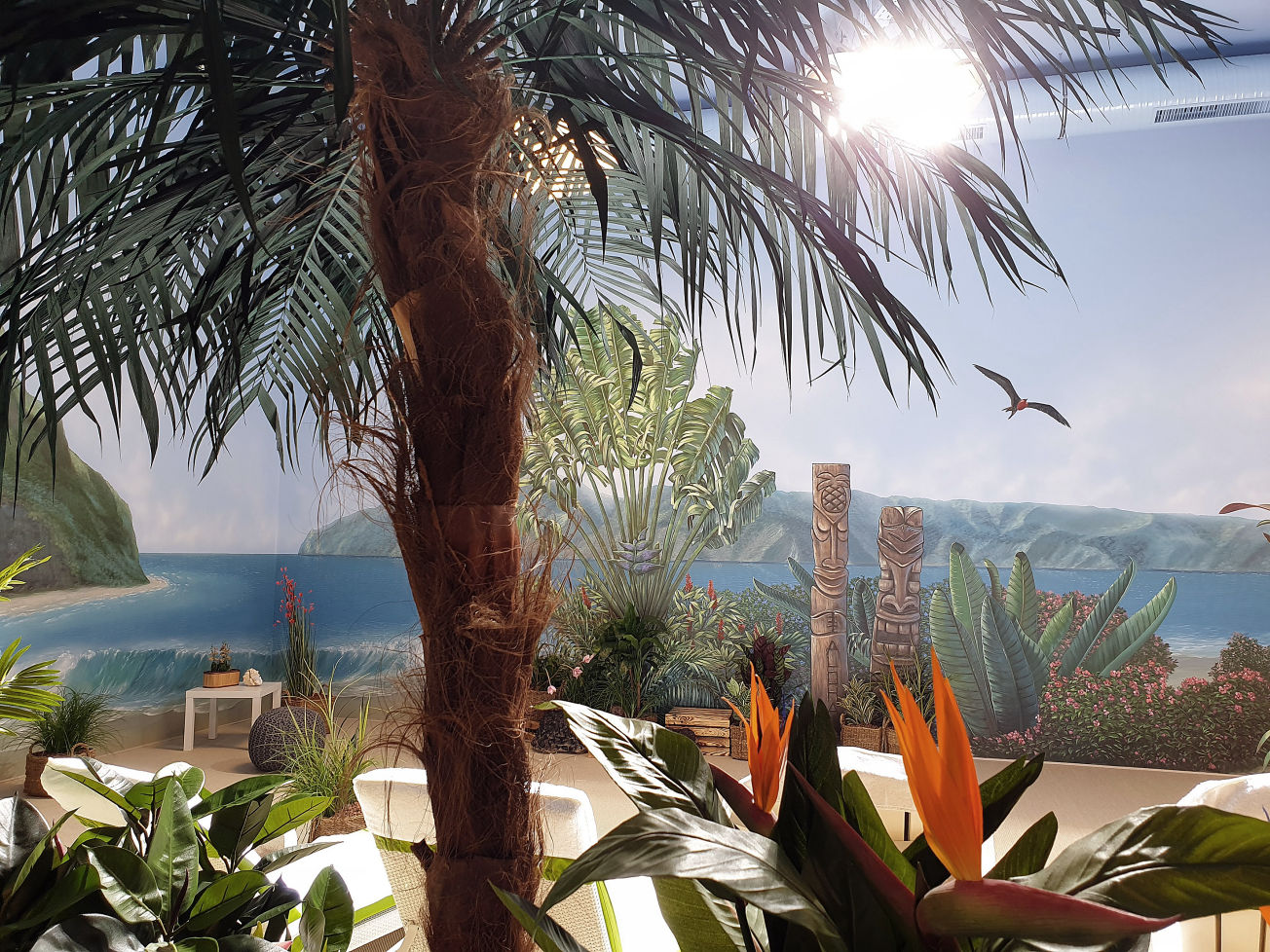 Vorbild für diese Wandmalerei und Illusionsmalerei waren Sujets von Maui. Dem Unternehmen Nutzwedel Sonnentherapiezentrum kam es mit dieser künstlerischen Wandgestaltung darauf an, für den Betrachter mit warmen Farben viel optische Weite zu erzeugen.