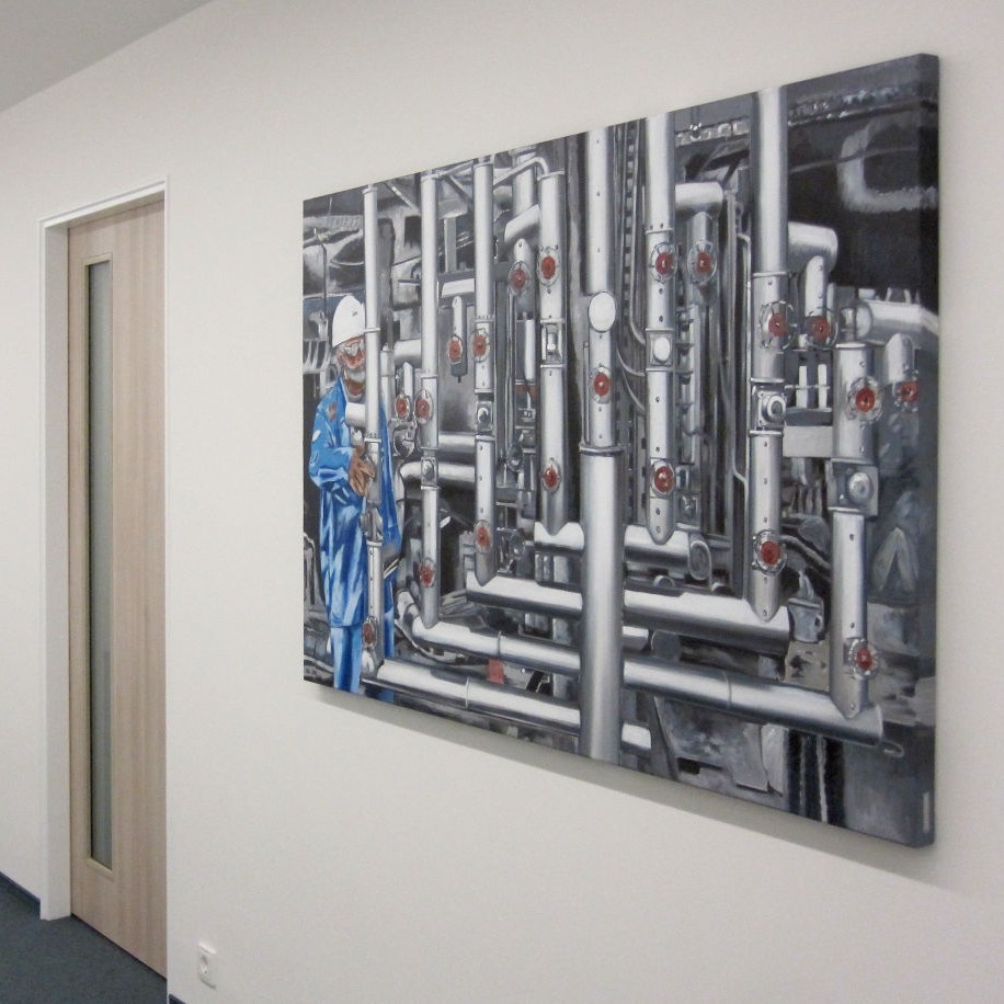 Der erste Eindruck zählt. Was und wie ist das Motiv dargestellt? Erzählt das Kunstwerk eine Geschichte? Werden Ideen oder Gefühle vermittelt? Welche Emotionen ruft es hervor? Gibt es irgendwelche Verweise auf oder Querverbindungen zum Unternehmen?