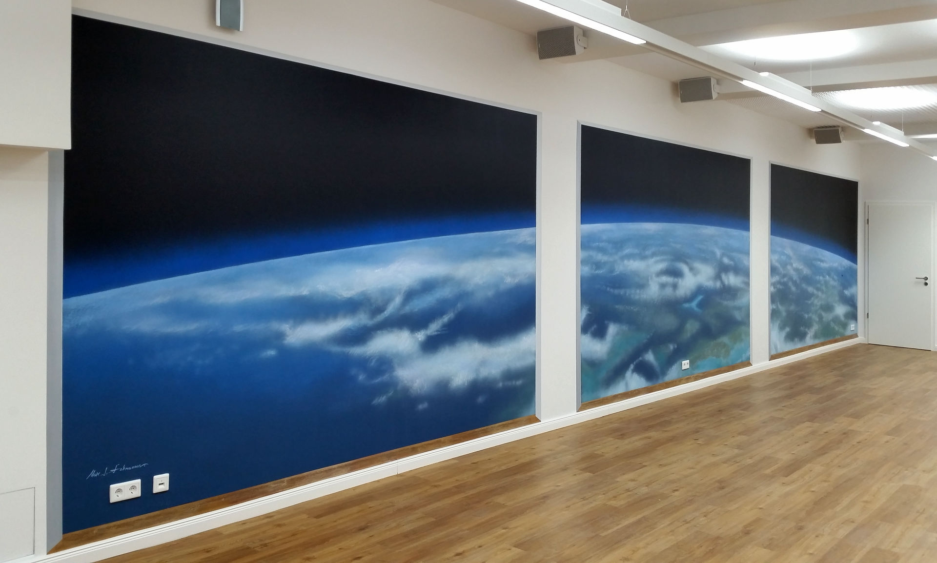 Foto: Kunst im Unternehmen, in der Firma in Form einer Wandmalerei, Motiv Erdkugel.