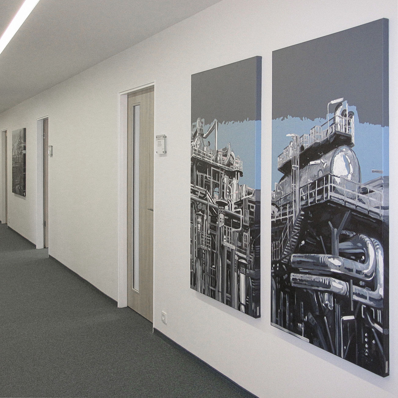 Individuelle Kunstwerke entstehen erst nach eingehender Beschäftigung und Auseinandersetzung mit dem Wesen und Zweck des jeweiligen Unternehmens oder der Firma. Eine individuelle Beratung durch den Künstler ist deshalb enorm wichtig.