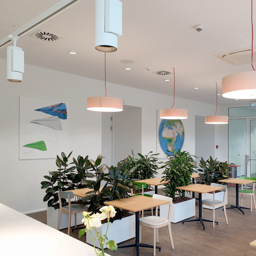 Wandmalerei im Unternehmen, in der Firma | Plan International Deutschland e.V. | Origami - Flieger des Friedens im Speisesaal Malerei: Uwe Fehrmann