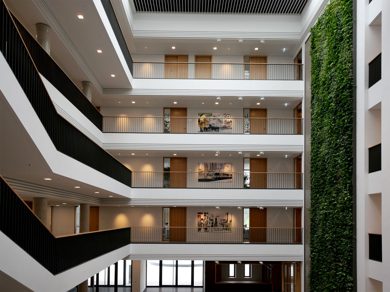 Das Atrium dieses Foyers wurde mit digitaler Kunst von Uwe Fehrmann gestaltet. Die Kunstwerke, in diesem Fall hochwertige Fine Art Prints unter Acrylglas, stellen die Standorte des Unternehmens dar.