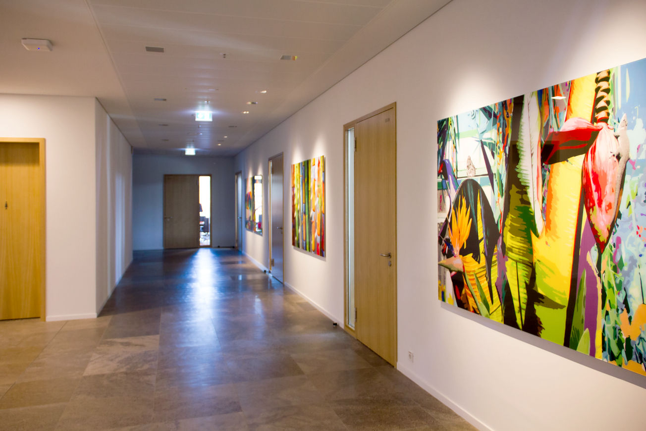 Wie digital ist Ihr Unternehmen? Ein Unternehmen kann auch mit seinen digitalen Kunstwerken seine zeitgemäße Corporate Identity unter Beweis stellen. Zielgruppen und Mitarbeiter begleiten mit digitalen Kunstwerken den jetzt offensichtlichen digitalen Wandel.  Die Marktposition wird gefestigt und es gelingt, sich im Wettbewerb besser zu behaupten. 