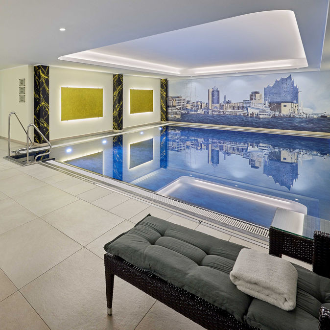 NEUE Wandgestaltung im Schwimmbad des „Courtyard Hamburg Airport Hotels