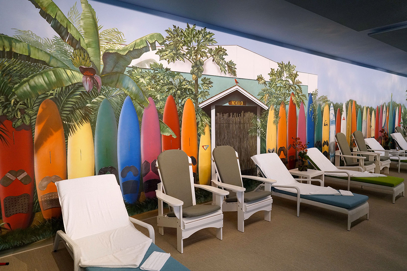  Dieses Foto zeigt eine Wandansicht im Nutzwedel Resort, Sonnentherapiezentrum. Die Wandmalerei von Uwe Fehrmann zeigt einen Zaun aus Surfbrettern, wie es auf Maui oft zu sehen ist. 